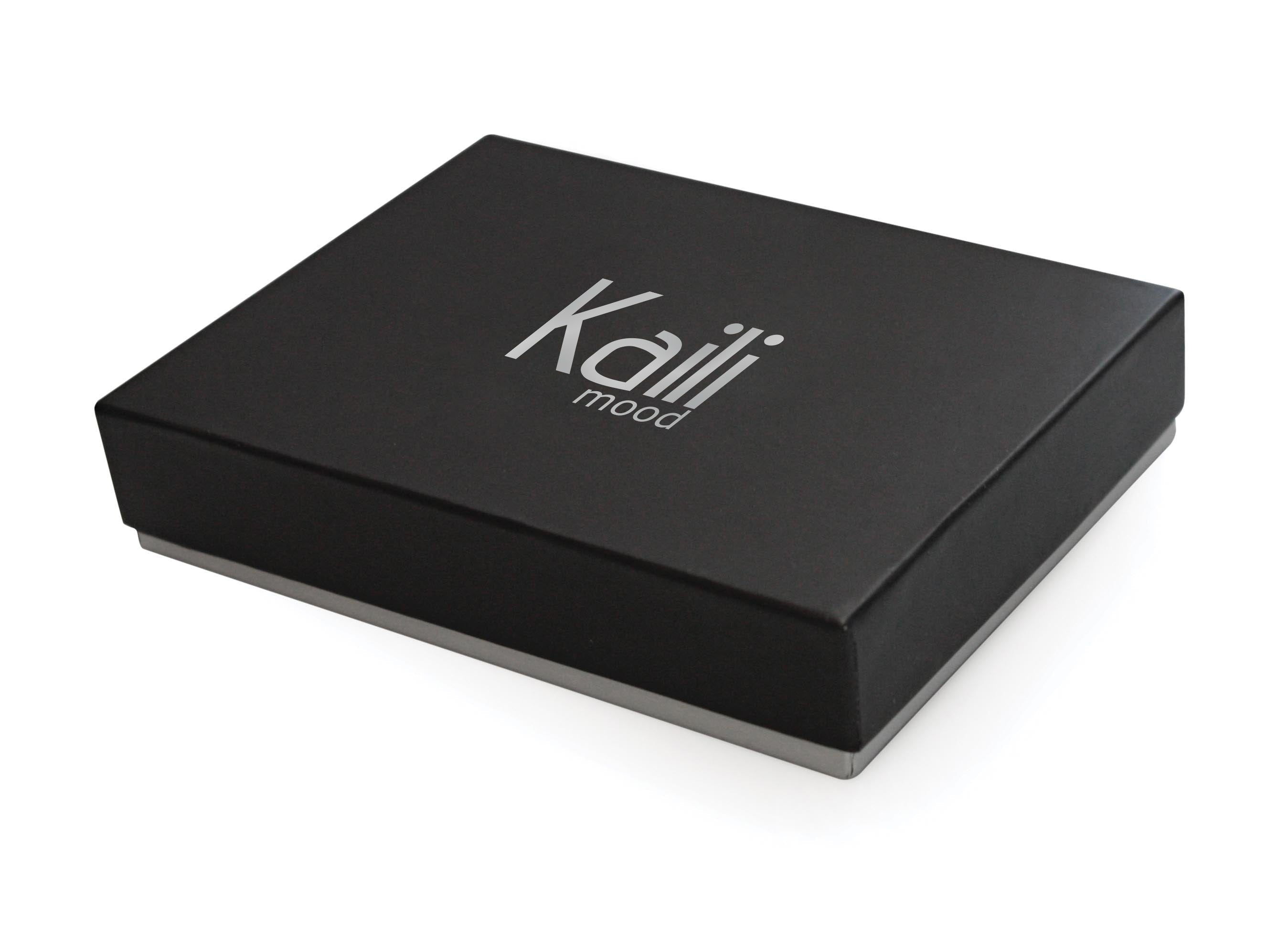 K10304AB | Men's wallet in genuine full-grain leather, dollar grain. Black color. Pocket p/coins. Size when closed: cm 12.5 x 9.3 x 1. Packaging: hard bottom/cover Gift Box                 Portefeuille homme en cuir pleine fleur véritable, grain dollar