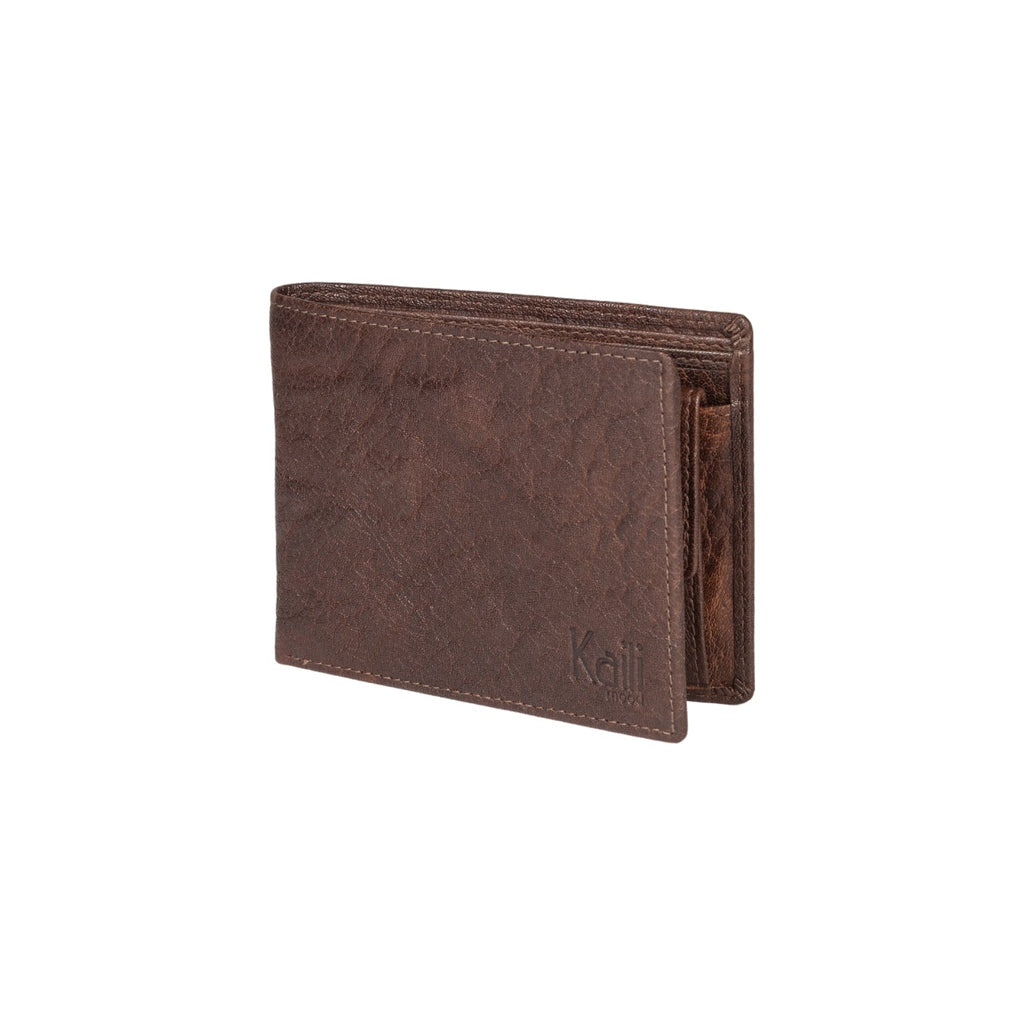 K10603BB | Men's wallet in genuine full-grain leather, Volanata. Dark Brown color. Pocket p/coins. Size when closed: 12.5 x 9.3 x 1 cm. Packaging: hard bottom/cover Gift BoxPortefeuille homme en cuir pleine fleur véritable, Volanata. Couleur marron foncé.