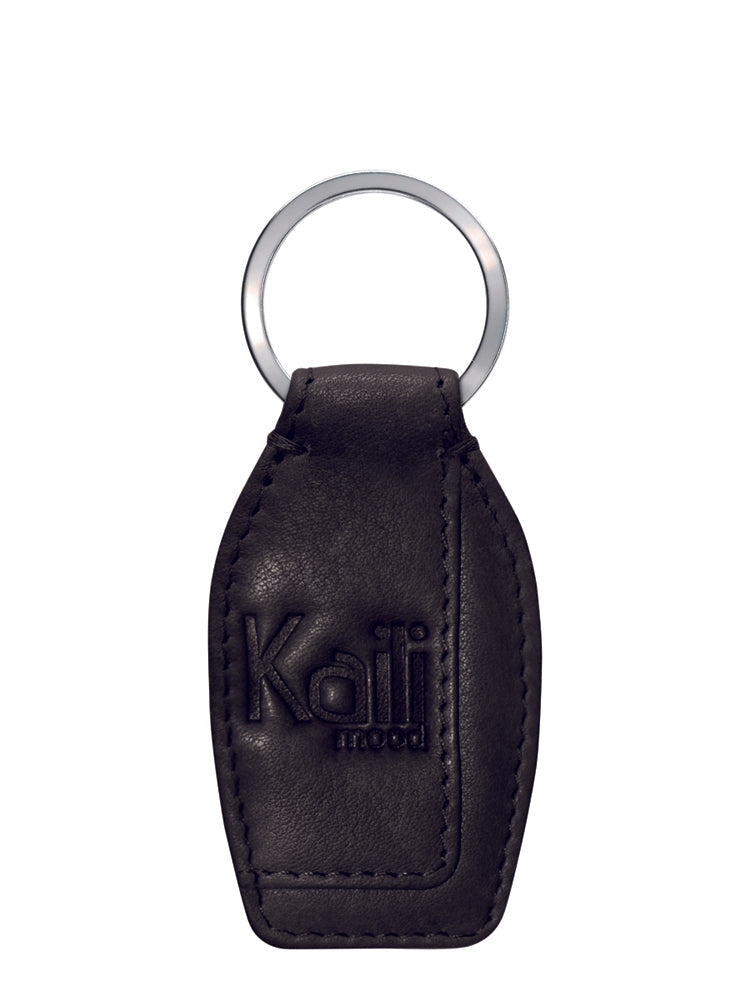 K10753AB | Genuine full-grain leather key ring, with light grain. Black color. Polished Nickel Ring. Total dimensions: 3.5 x 9 x 0.5 cm. Packaging: hard bottom/cover Gift Box                             Porte-clés en cuir pleine fleur véritable, grain