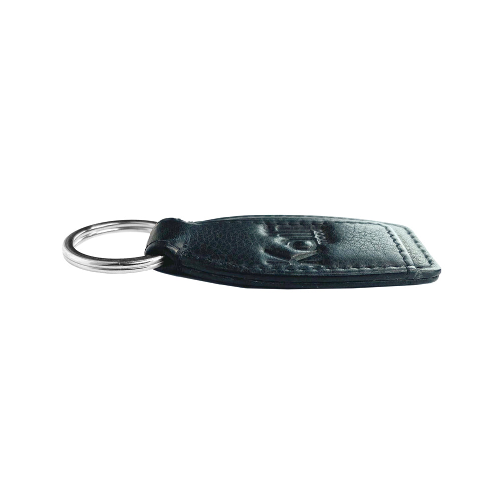 K10753AB | Genuine full-grain leather key ring, with light grain. Black color. Polished Nickel Ring. Total dimensions: 3.5 x 9 x 0.5 cm. Packaging: hard bottom/cover Gift Box                             Porte-clés en cuir pleine fleur véritable, grain