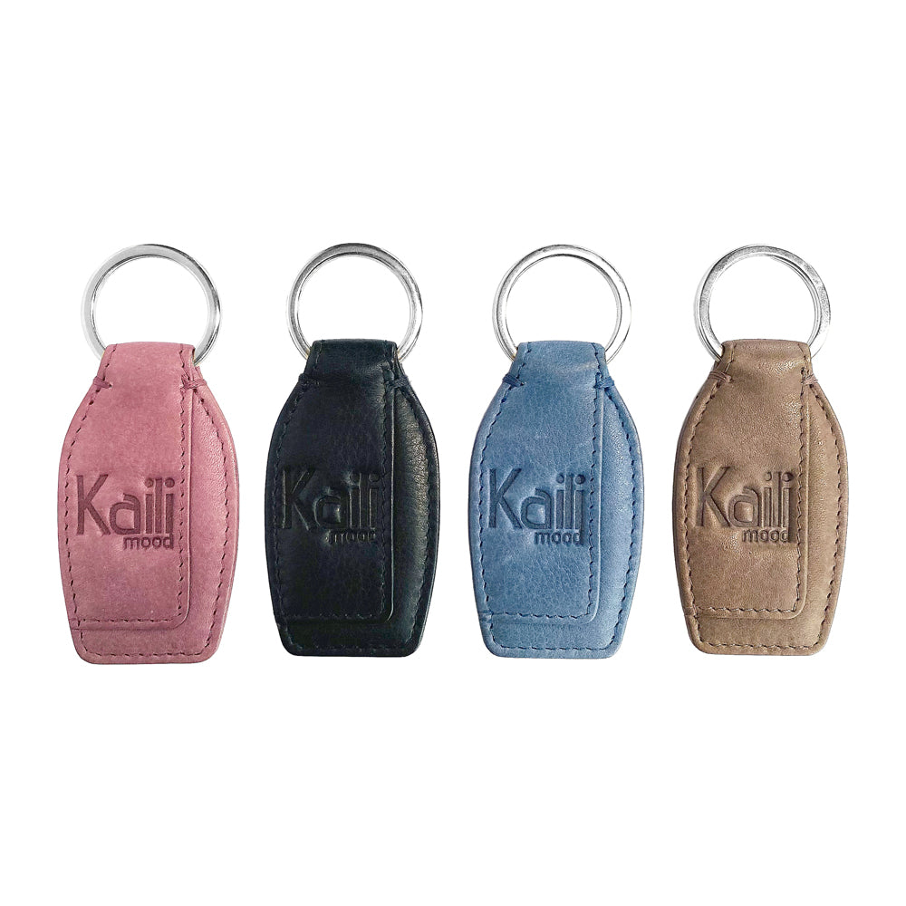 K10753AB | Genuine full-grain leather key ring, with light grain. Black color. Polished Nickel Ring. Total dimensions: 3.5 x 9 x 0.5 cm. Packaging: hard bottom/cover Gift Box                             Porte-clés en cuir pleine fleur véritable, grain
