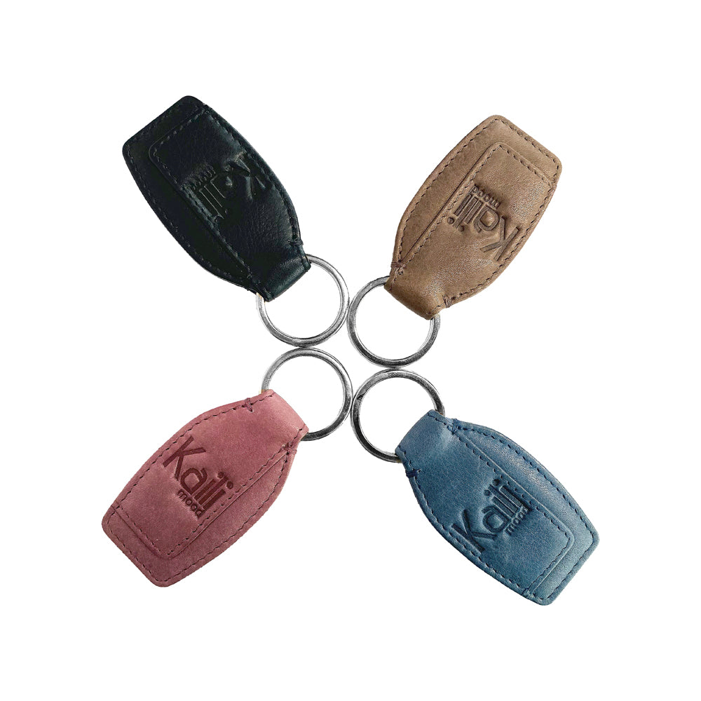 K10753AB | Genuine full-grain leather key ring, with light grain. Black color. Polished Nickel Ring. Total dimensions: 3.5 x 9 x 0.5 cm. Packaging: hard bottom/cover Gift Box                             Porte-clés en cuir pleine fleur véritable, grain