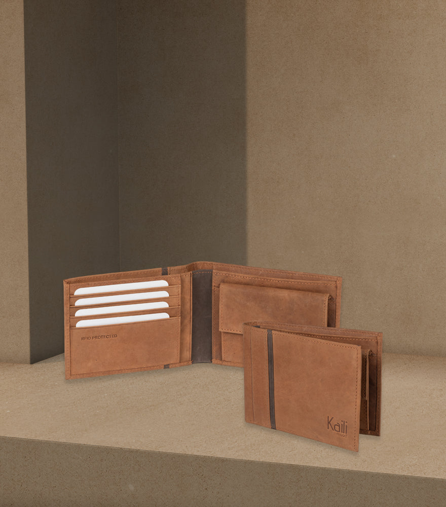 K12203UB | Men's wallet in genuine full-grain leather, Naked. Leather color. RFID protection. Size when closed: 12.5 x 9.5 x 2 cm. Packaging: gift box bottom/cover                        Portefeuille homme en cuir pleine fleur véritable, coloris Naked.